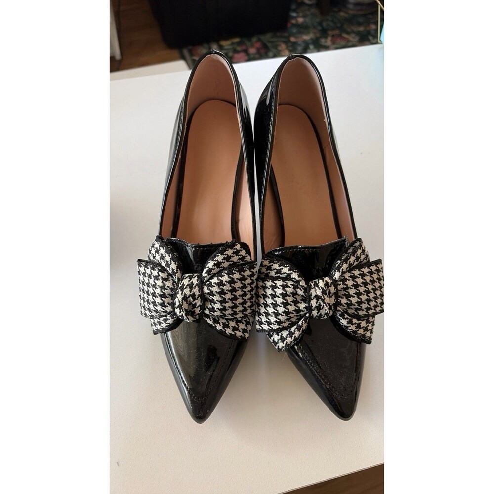 black patent pointed-heels  with prominent black-and-white houndstooth bows